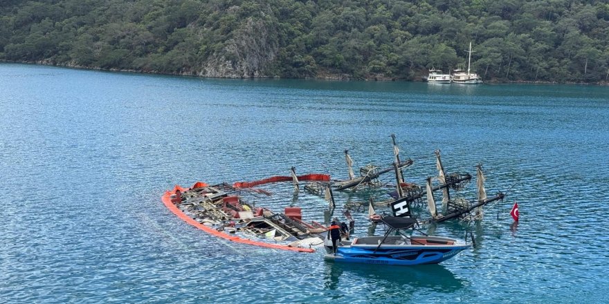 Tur Teknesi Sulara Gömüldü, Bir Kişi Hayatını Kaybetti