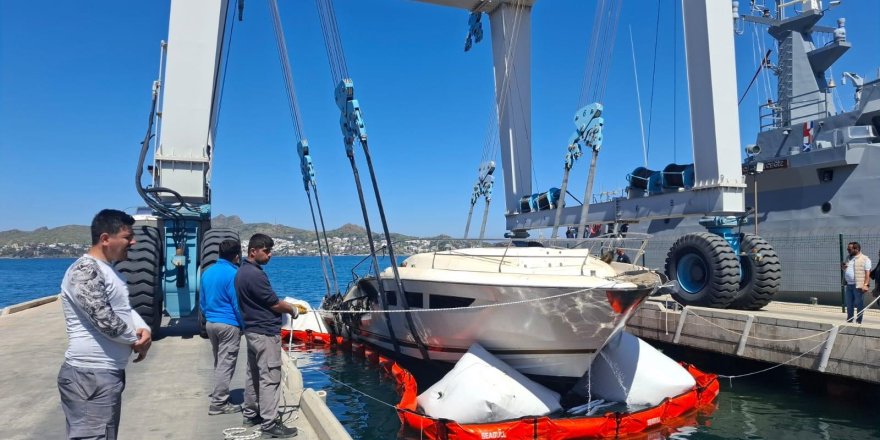 Yanan Teknelerin Enkazları Kaldırılıyor