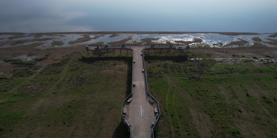 İznik Gölü'nde Su Çekilmesi Alarm Veriyor…İskele Karada Kaldı