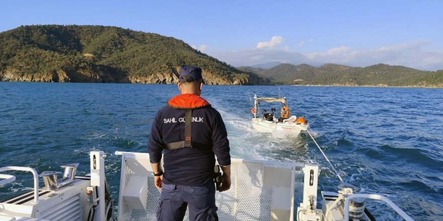 Fethiye Açıklarında Sürüklenen Tekneyi Sahil Güvenlik Kurtardı