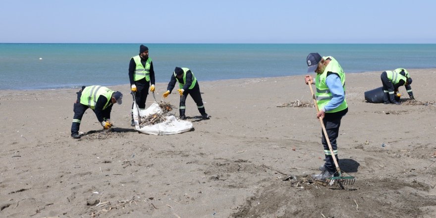 Hatay Büyükşehir Belediyesi, Sahillerde Temizlik Çalışmasını Yıl Boyu Sürdürüyor