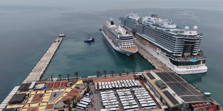 Kuşadası'na 2 Kruvaziyer 5 Bin 297 Turist Getirdi