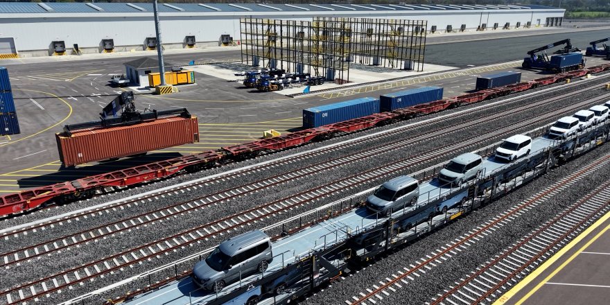 Railport’ta Bitmiş Araç ve Konteyner Trenleri Eş Zamanlı Elleçlendi