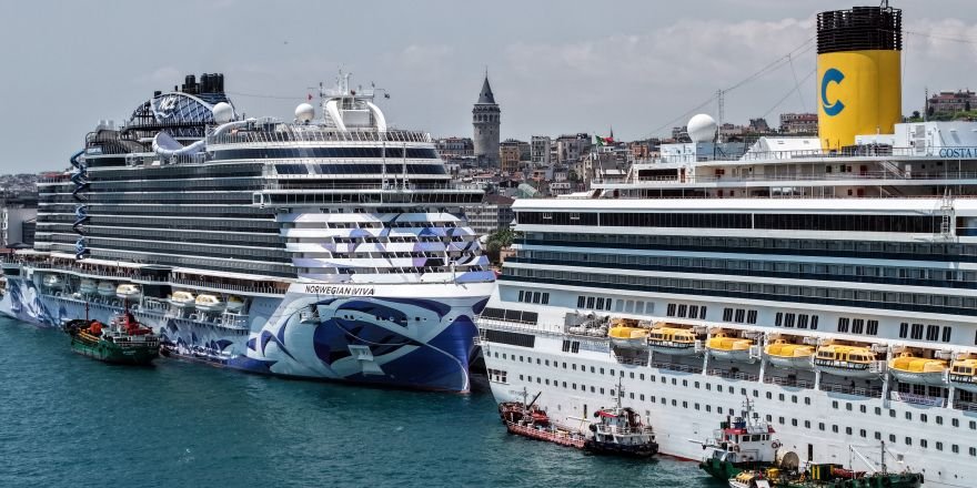 İstanbul'da Dev Kruvaziyer Yoğunluğu Havadan Görüntülendi