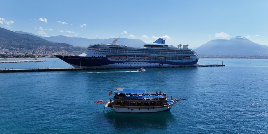 Alanya'ya Lüks Kruvaziyer İle Bin 767 Turist Geldi