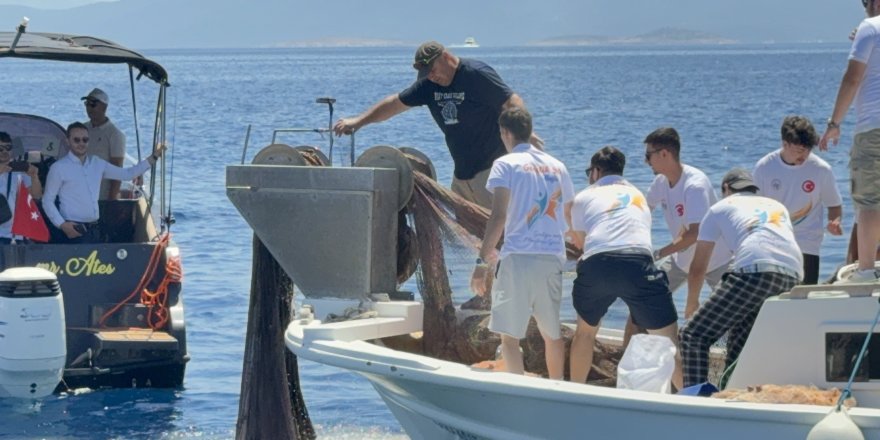 Bodrum'da 2 Bin Metrekare Hayalet Ağ Temizlendi, Binlerce Yavru Balık Doğaya Bırakıldı