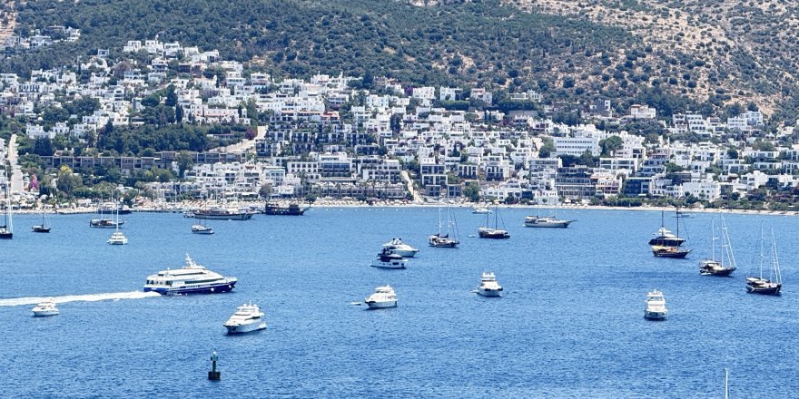 Bodrum Koylarında Yat Kuşatması: Sezon Açıldı, Denizde Yoğunluk Başladı