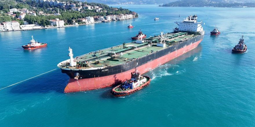 Ukrayna’nın Hedef Aldığı Dev Tanker İstanbul Boğazı’ndan Transit Geçti