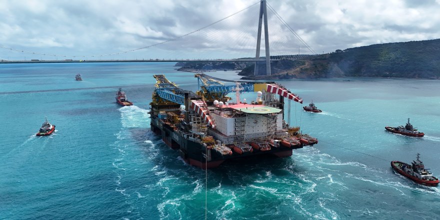 Dev Vinç Gemisi 'Saipem 7000' İstanbul Boğazı'ndan Geçti