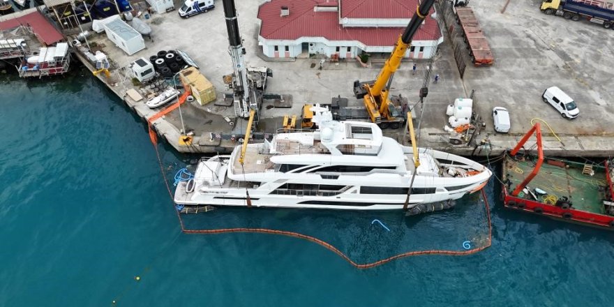 Sinop Limanı'nda Batan Lüks Yat 7 Günlük Çalışmayla Kurtarıldı