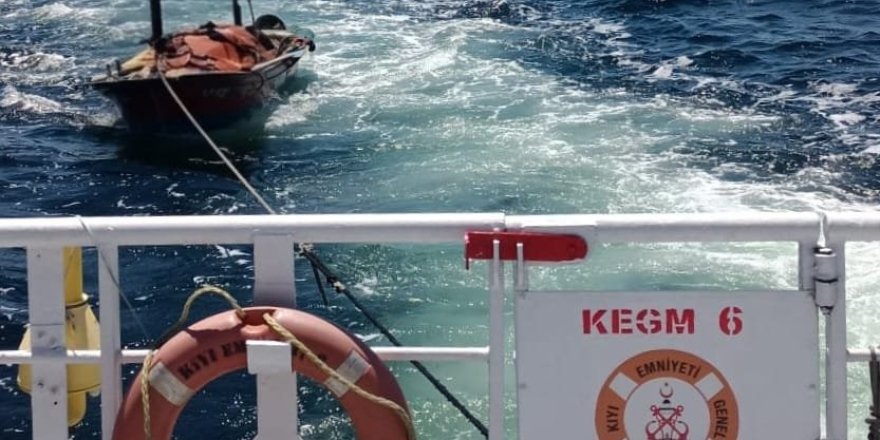 Çanakkale Boğazı'nda Sürüklenen Tekne Kurtarıldı