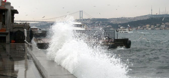 Lodos İstanbul kıyılarını dövüyor
