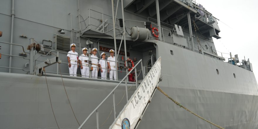 Türk Donanmasından Atlantik'in Ötesinde Güç Gösterisi: TCG Oruçreis New York'ta