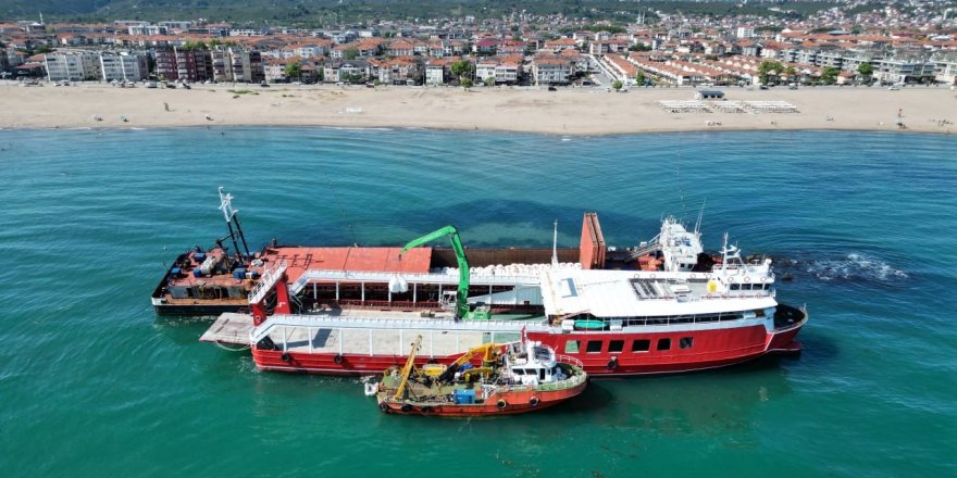 Karasu'da Karaya Oturan Gemiyi Kurtarma Çalışmalarına Başlandı
