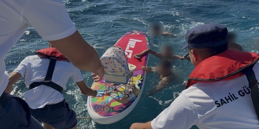 İzmir'de Kürek Sörfü Yaparken Denizde Sürüklenen 5 Kişi Kurtarıldı
