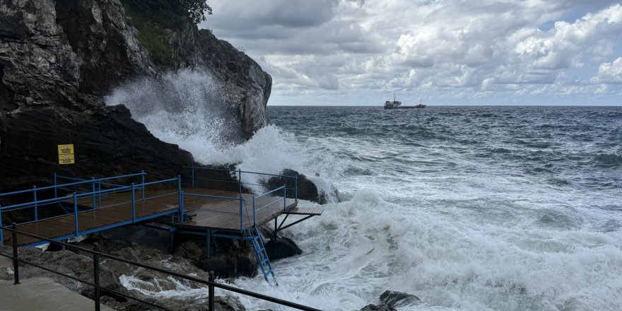 Zonguldak'ta Dalga Boyu 3 Metreye Ulaştı