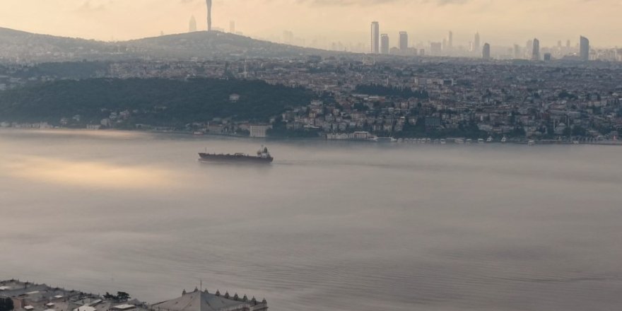 İstanbul'da Deniz Ulaşımına Sis Engeli: 15 Şehir Hatları Seferi İptal Edildi