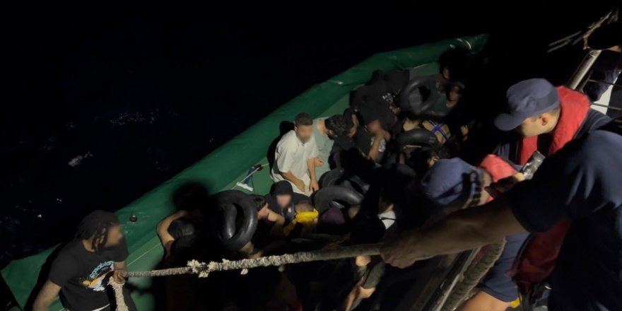 İzmir'de 56 Düzensiz Göçmen Yakalandı, 20 Göçmen Kurtarıldı