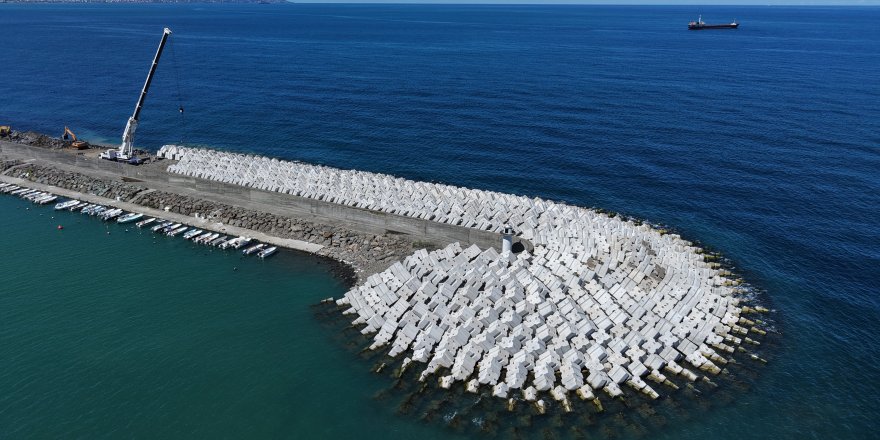 Tonlarca Ağırlığındaki Dev Beton Bloklar Teker Teker Diziliyor