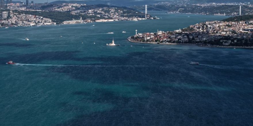 İstanbul Boğazı Turkuaza Büründü
