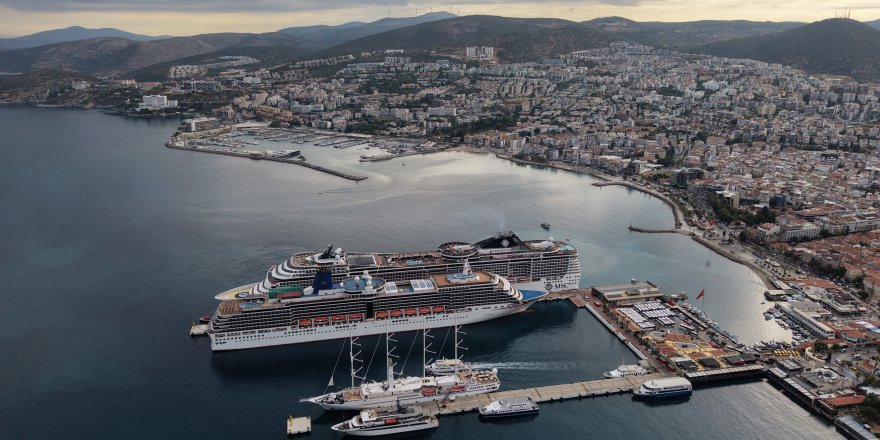 Kuşadası’na 4 Kruvaziyerle 6 Bin Turist Geldi