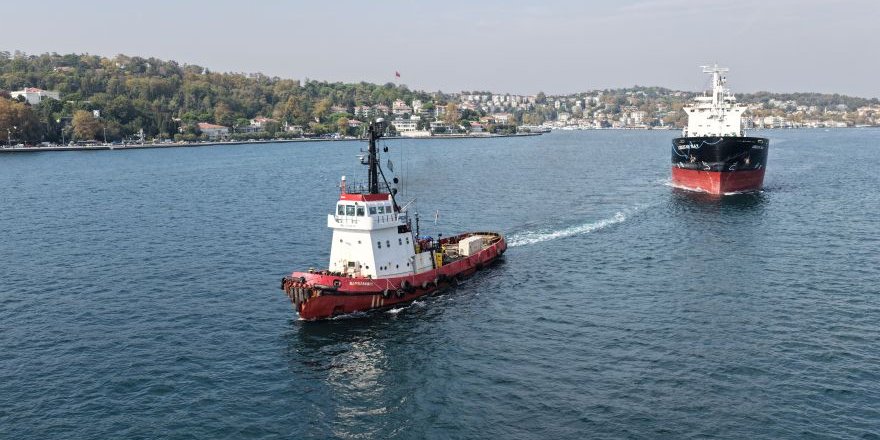 Karadeniz'de Vurulan İki Gemi İstanbul Boğazı'ndan Geçti