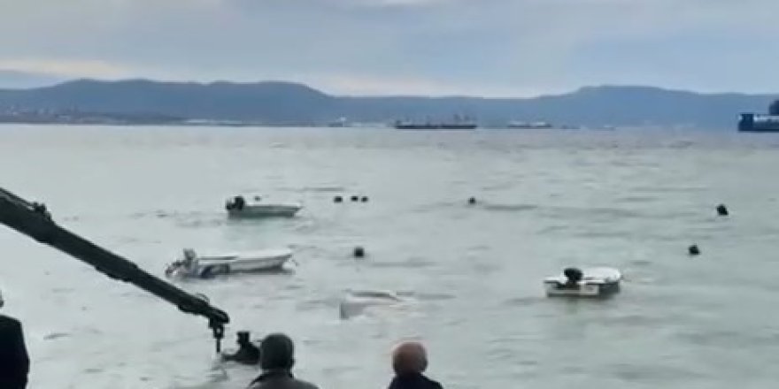 Lodosun Batırdığı Tekneler Vinçle Denizden Çıkarılıyor