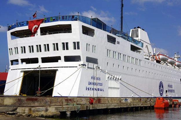 Piri Reis Üniversitesi gemisi İnebolu'ya demirledi