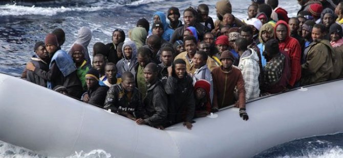 İtalya açıklarında 350 göçmen son anda kurtarıldı