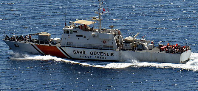 Ege'de kaçak göçmenleri taşıyan tekne alabora oldu: 3 ölü