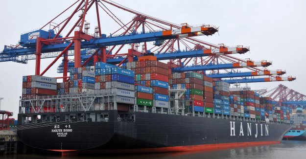 Hanjin Shipping Falls as Credit Rating Cut One Level to BB+
