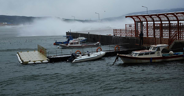 Marmara'daki fırtına balıkçıları vurdu