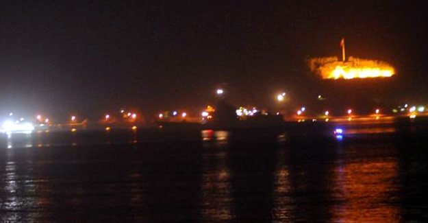 NATO gemileri Çanakkale Boğazı’ndan gece geçti