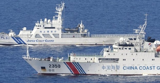 Çin tartışmalı adalara silahlı gemi gönderdi