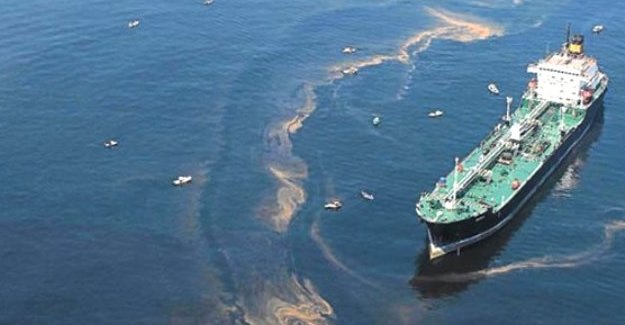 Pilot, denizi kirleten gemiyi şikayet etti