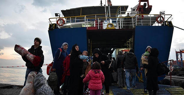 Denizde mahsur kalan yolcular Mersin'e ulaştı
