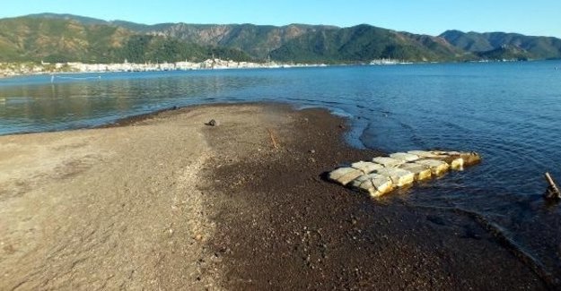 Marmaris'te deniz suyu 10 metre çekildi