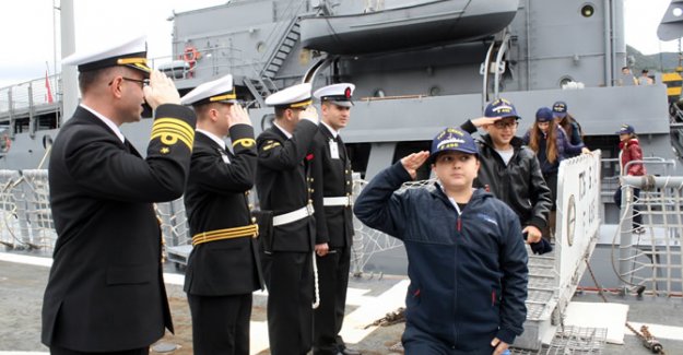 TCG Gediz'in ilk ziyaretçileri öğrenciler
