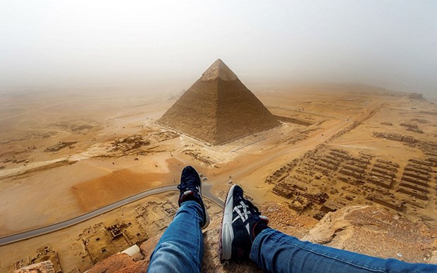 Yasak olan piramitlere tırmanınca...