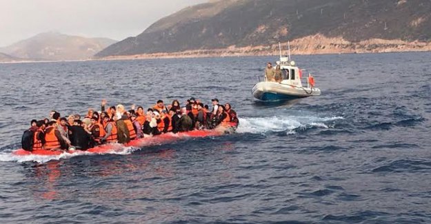 Ege'de göçmen botu battı: 9 ölü