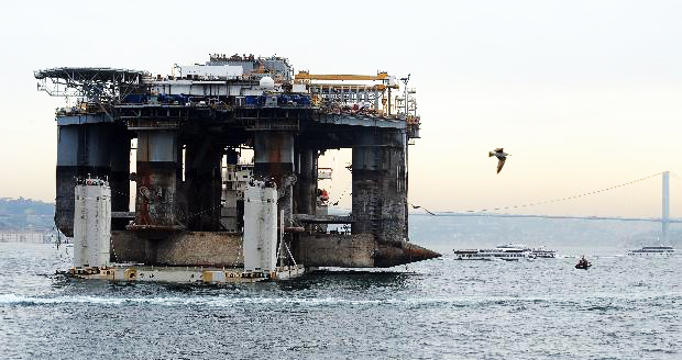 Dev petrol platformunu Boğaz'dan geçti