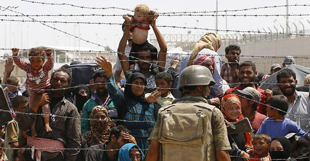 Binlerce sığınmacı Türkiye sınırında