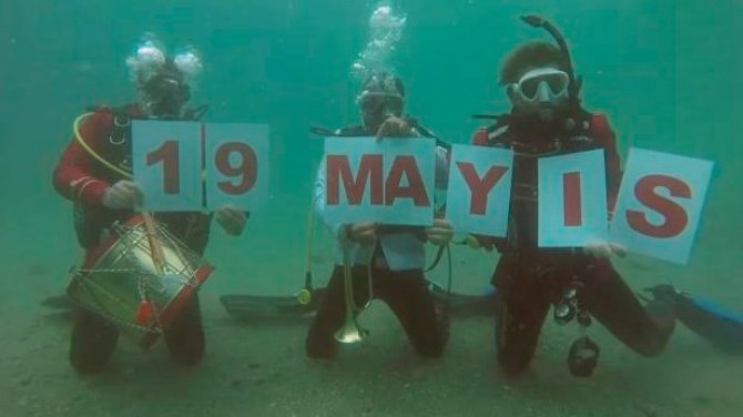 Denizin 15 metre altında 19 Mayıs kutlaması