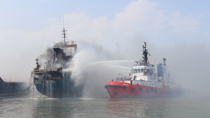 Mersin'de limanda demirli olan kuru yük gemisi yandı