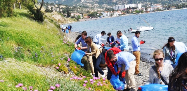 Deniz öğrencilerinden Foça'da çevre temizliği