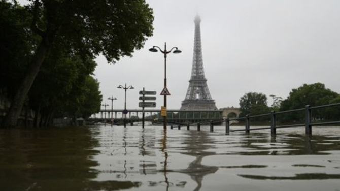 Avrupa'da etkili olan sel Louvre'u kapattırdı