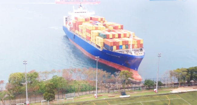 Çin'de konteyner gemisi karaya oturdu