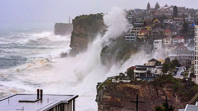 Sydney'de dev dalgalar