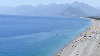 Antalya'nın dünyaca ünlü Konyaaltı sahili boş kaldı