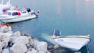 Küçükkuyu'da fırtına ve yağmurdan 2 tekne battı